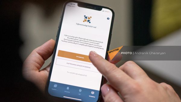 Молодая женщина открывает приложение Работа в ЕАЭС в смартфоне - Sputnik Армения