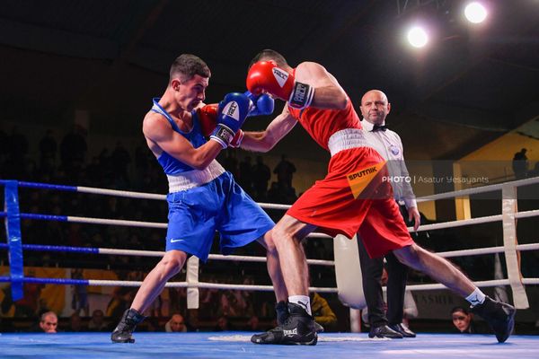 Բարեղամ Հարությունյանը (R) և Սեյրան Վարդանյանը պայքարում են տղամարդկանց 48 կգ քաշային կարգում - Sputnik Արմենիա