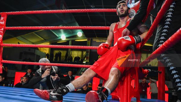 Рудольф Гарбоян во время финального поединка чемпионата Армении по боксу среди мужчин (51кг) против Артура Ованнисяна (4 февраля 2023). Еревaн - Sputnik Армения