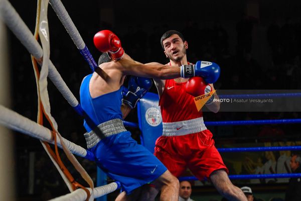 Վահագն Գալստյանը (R) և Արթուր Շահբազյանը պայքարում են տղամարդկանց 63,5 կգ քաշային կարգում - Sputnik Արմենիա