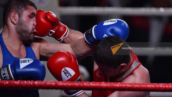 Финальный поединок чемпионата Армении по боксу среди мужчин (86кг) между Рафаелом Ованнисяном (кр) и Гамлетом Арутюняном (4 февраля 2023). Еревaн - Sputnik Армения