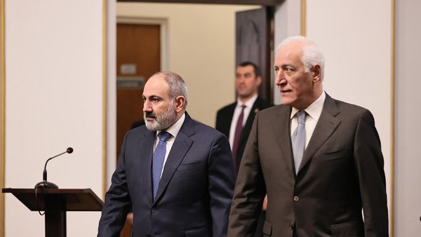 Премьер-министр Никол Пашинян и президент Ваагн Хачатурян на мероприятии, посвященном 27-летию Конституционного суда (6 февраля 2023). Еревaн - Sputnik Армения