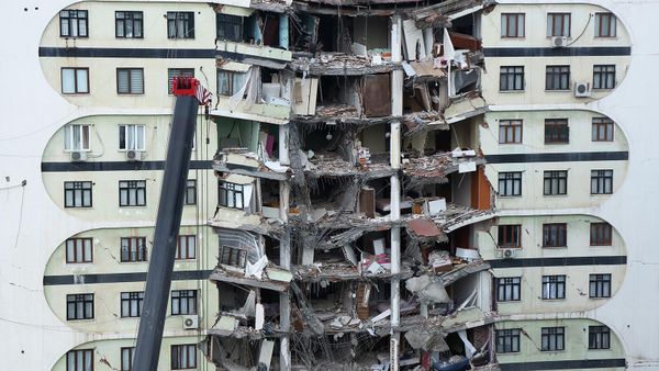 Разрушенное в результате землетрясения здание в Диярбакыре (6 февраля 2023). Турция - Sputnik Армения