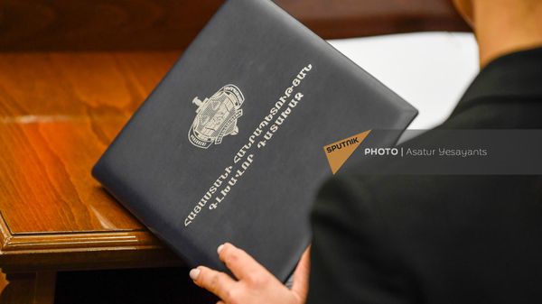 Папка генпрокурора Анны Вардапетян на очередном заседании НС Армении (7 февраля 2023). Ереван - Sputnik Армения