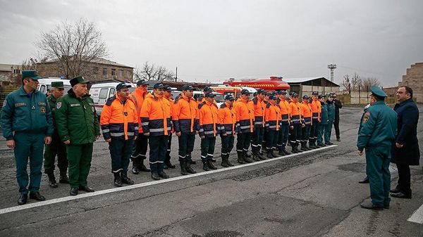 Министр внутренних дел Ваге Казарян и руководитель спасательной службы, замминистра ВД Камо Цуцулян провожают армянские спасательные отряды в Сирию и Турцию для содействия поисково-спасательным работам в пострадавших от землетрясения районах (7 февраля 2023). Еревaн - Sputnik Армения