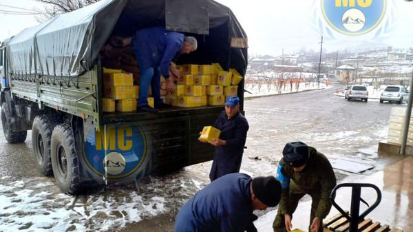Военнослужащие российского миротворческого контингента доставили в гумпомощь в Нагорный Карабах - Sputnik Армения