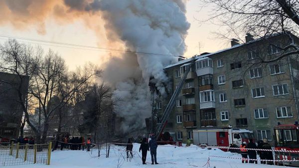 Спасатели на месте взрыва газа в пятиэтажном жилом доме на улице Линейная (9 февраля 2023). Новосибирск - Sputnik Армения