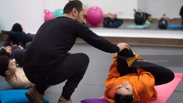 В инклюзивном учебном центре Национального центра эстетики люди с инвалидностью и без нее учатся танцам и актерскому искусству - Sputnik Армения