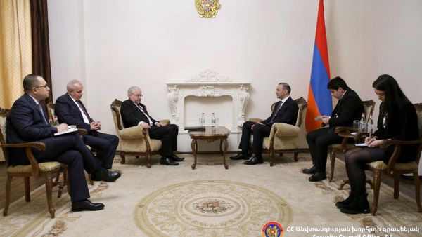 Секретарь Совета безопасности РА Армен Григорян принял спецпредставителя министра иностранных дел РФ по вопросам содействия нормализации отношений между Арменией и Азербайджаном, российского сопредседателя Минской группы ОБСЕ Игоря Ховаева  - Sputnik Армения