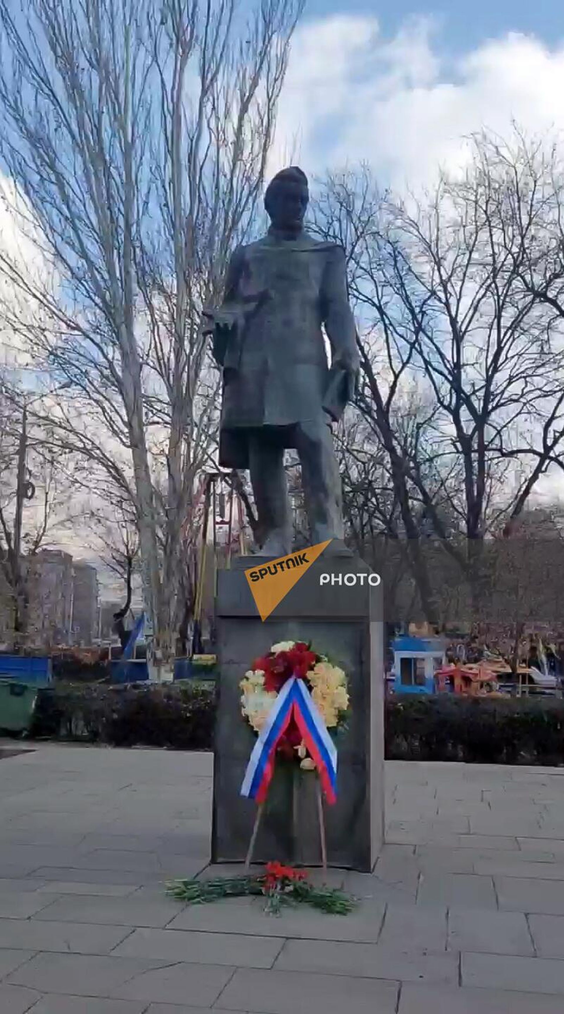 Сотрудники Русского дома в Еревaне возложили цветы у памятника Грибоедову (10 февраля 2023). Еревaн - Sputnik Արմենիա, 1920, 10.02.2023