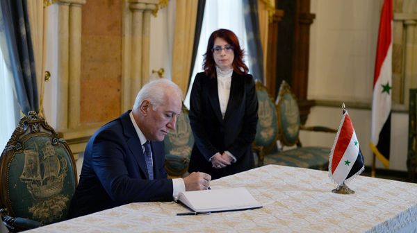 Президент Ваагн Хачатурян посетил посольство Сирии в Армении и оставил запись в книге траура (10 февраля 2023). Еревaн - Sputnik Армения