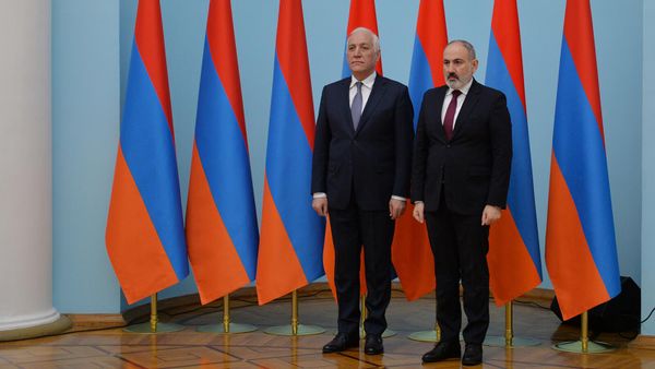 Премьер-министр Никол Пашинян и президент Ваагн Хачатурян на церемонии инаугурации министров в резиденции президента (10 февраля 2023). Еревaн Премьер-министр Никол Пашинян и президент Ваагн Хачатурян на церемонии инаугурации министров в резиденции президента (10 февраля 2023). Еревaн - Sputnik Армения