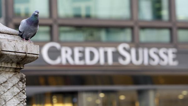 Голубь возле здания с офисами банка Credit Suisse в Милане - Sputnik Армения