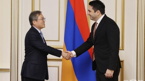 Председатель НС Ален Симонян принял делегацию во главе с председателем группы дружбы Корея-Армения НС Южной Кореи Кихун Соном (13 февраля 2023). Еревaн - Sputnik Армения