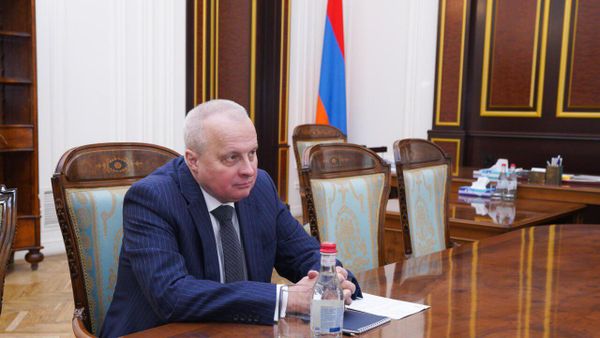 Вице-премьер Тигран Хачатрян встретился с Чрезвычайным и полномочным послом России Сергеем Копыркиным (13 февраля 2023). Еревaн - Sputnik Армения