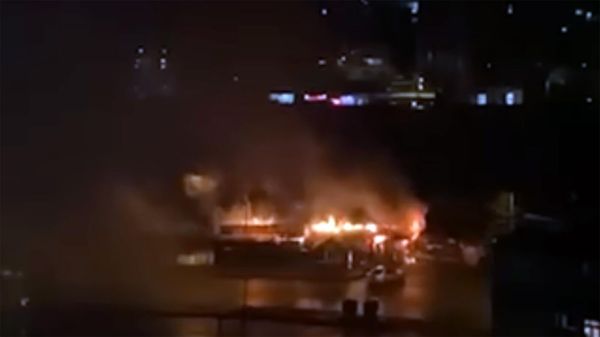 Пожар на рынке непродовольственного назначения Хопа в Батуми - Sputnik Армения