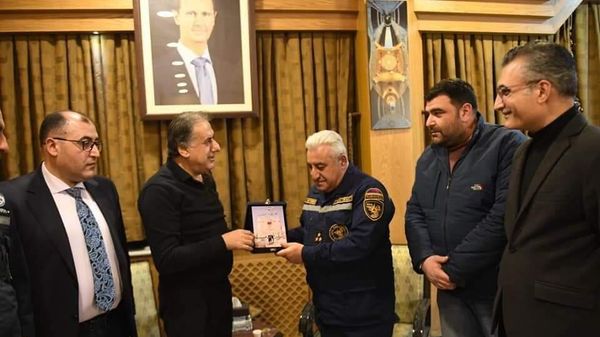 Советник генерального консульства РА в Алеппо, консул Бабкен Бадалян, руководитель международной спасательной команды РА, полковник Армен Геворгян и командир поисково-спасательной группы полковник Сергей Бидзян встретились с губернатором Алеппо Хусейном Диябом  (13 февраля  2023). Алеппо - Sputnik Армения