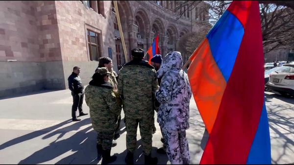 Կամավորականները բողոքի ակցիա են իրականացնում կառավարության շենքի մոտ - Sputnik Արմենիա
