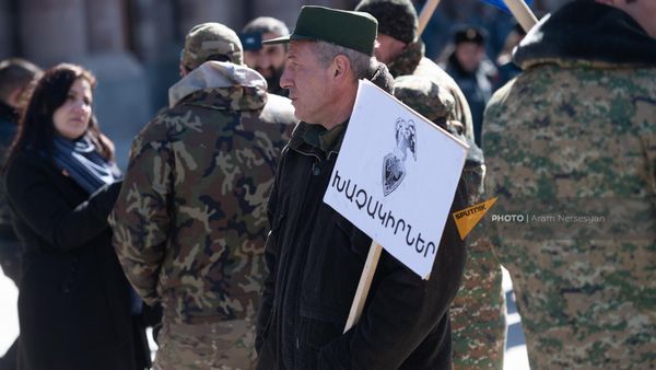 Акция протеста добровольцев у здания правительства (14 февраля 2023). Еревaн - Sputnik Армения