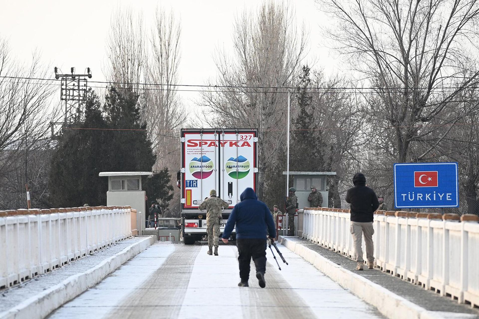 Грузовик с гуманитарной помощи из Армении пересекает турецкую границу - Sputnik Արմենիա, 1920, 14.02.2023