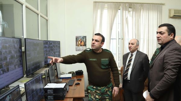 Замминистра юстиции Левон Балян и начальник Пенитенциарной службы и генерал-майор юстиции Сергей Атомян посетили уголовно-исполнительное учреждение Армавир  (14 февраля 2023) - Sputnik Армения