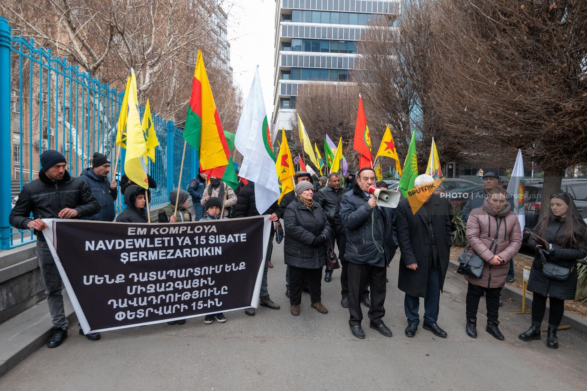 Курдская община Армении организовала акцию протеста в связи с 24-й годовщиной заключения Оджалана около офиса ООН (15 февраля 2023). Еревaн - Sputnik Արմենիա, 1920, 15.02.2023