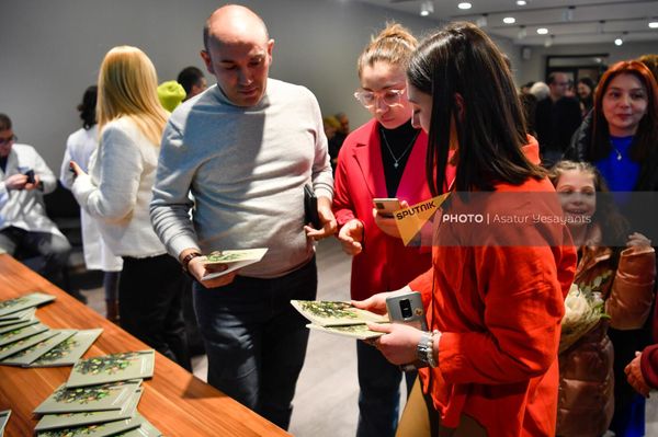 «Երբ ծառերը ծաղկում են. հաղթահարելով բուժման ուղին» գրքի շնորհանդեսի ժամանակ - Sputnik Արմենիա