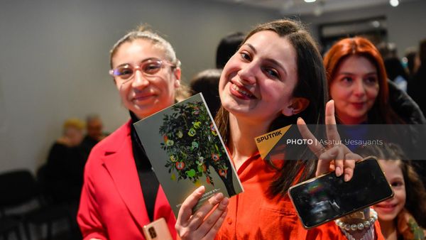 Презентация книги Когда цветут деревья… Преодолевая путь лечения в гематологическом центре имени профессора Йоляна - Sputnik Армения