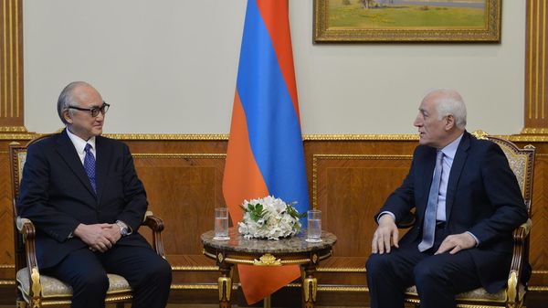 Президент Ваагн Хачатурян принял Чрезвычайного и Полномочного Посла Японии Фукусиму Масанори (15 февраля 2023). Ереван - Sputnik Армения