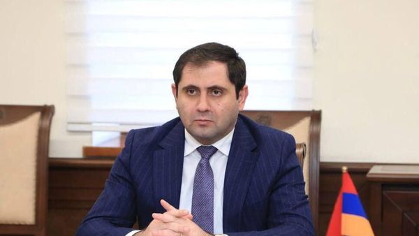 Министр обороны Сурен Папикян принял Чрезвычайного и Полномочного Посла Японии Фукусиму Масанори и военного атташе Японии в Армении Ёсиду Кенсуке (16 февраля 2023). Еревaн - Sputnik Армения