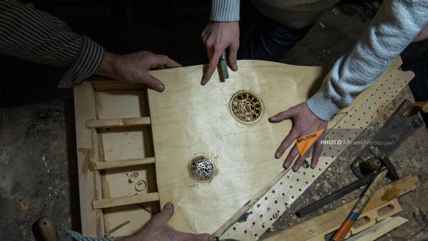 Учащиеся музыкальных школ в рамках программы Обучение изготовлению традиционных армянских музыкальных инструментов учатся в мастерской Сергея Садоева - Sputnik Армения