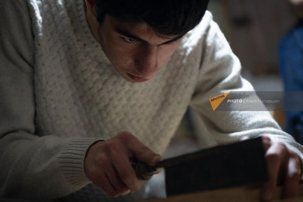 Павел Овсепян в рамках программы &quot;Обучение изготовлению традиционных армянских музыкальных инструментов&quot; мастерит канон в мастерской Сергея Садоева - Sputnik Армения