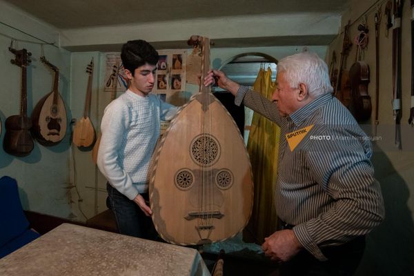 Мастер по изготовлению традиционных армянских музыкальных инструментов Сергей Садоев передает уд Павлу Овсепяну - Sputnik Армения
