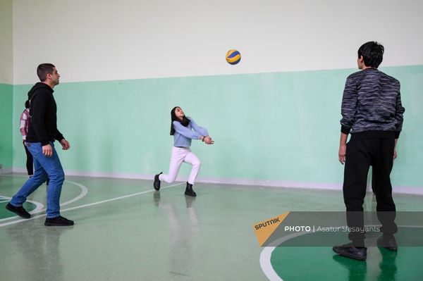 Ученики школы села Абовян играют в волейбол в спортзале школы Ученики школы села Абовян играют в волейбол в спортзале школы - Sputnik Армения