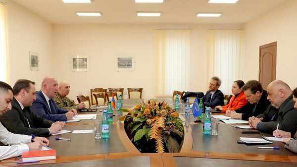Замминистра обороны Арман Саркисян принял делегацию содокладчиков мониторинговой комиссии ПАСЕ по вопросам Армении Кимо Килюнена, Борианы Аберг и секретаря комиссии Мэтью Монина (17 февраля 2023). Еревaн - Sputnik Армения