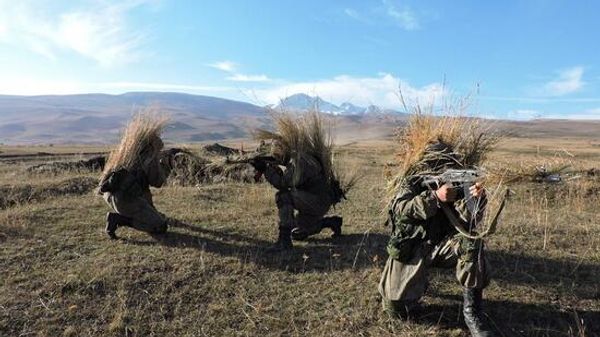 Военнослужащие подразделений специального назначения военной базы Южного военного округа (ЮВО) в Армении выполнили разведку местности и уничтожили опорный пункт условного противника на высокогорном полигоне Камхуд во время занятий по специальной подготовке - Sputnik Армения