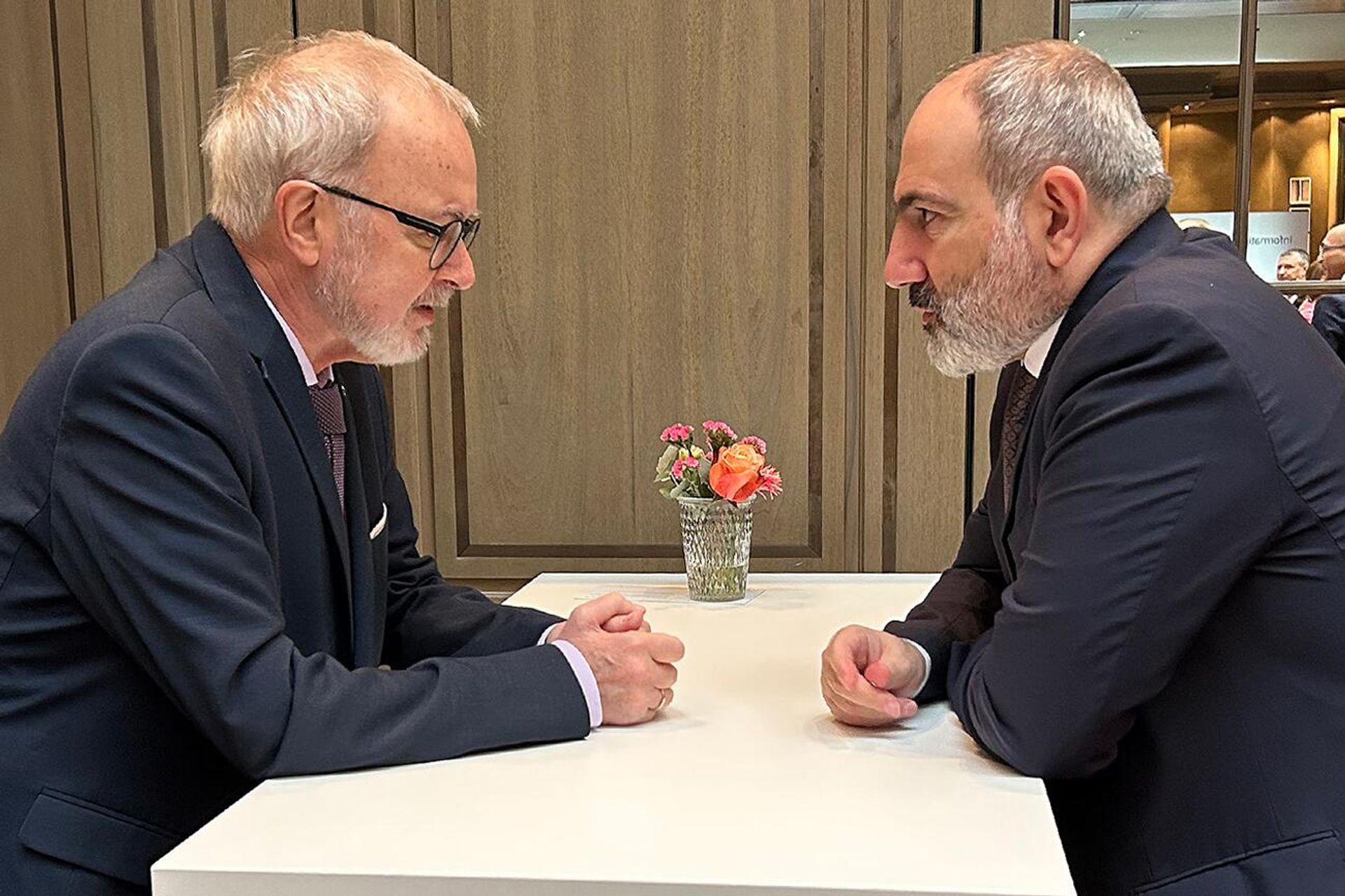 Премьер-министр Армении Никол Пашинян встретился с президентом Европейского инвестиционного банка Вернером Хойером в рамках Мюнхенской конференции по безопасности (18 февраля 2023). Мюнхен - Sputnik Армения, 1920, 18.02.2023