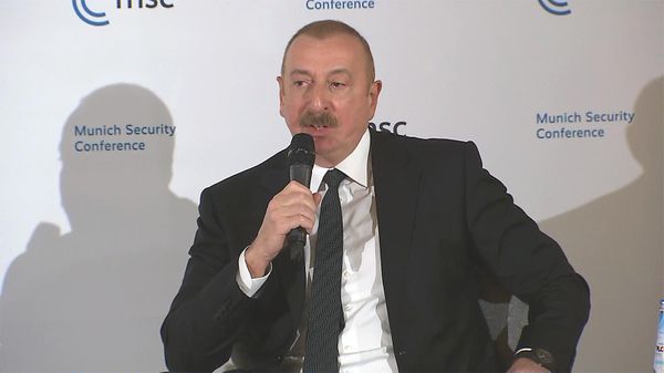 Президент Азербайджана Ильхам Алиев на панельной дискуссии по теме Укрепление безопасности на Южном Кавказе с участием лидеров Южно-кавказских республик (18 февраля 2023). Мюнхен - Sputnik Армения