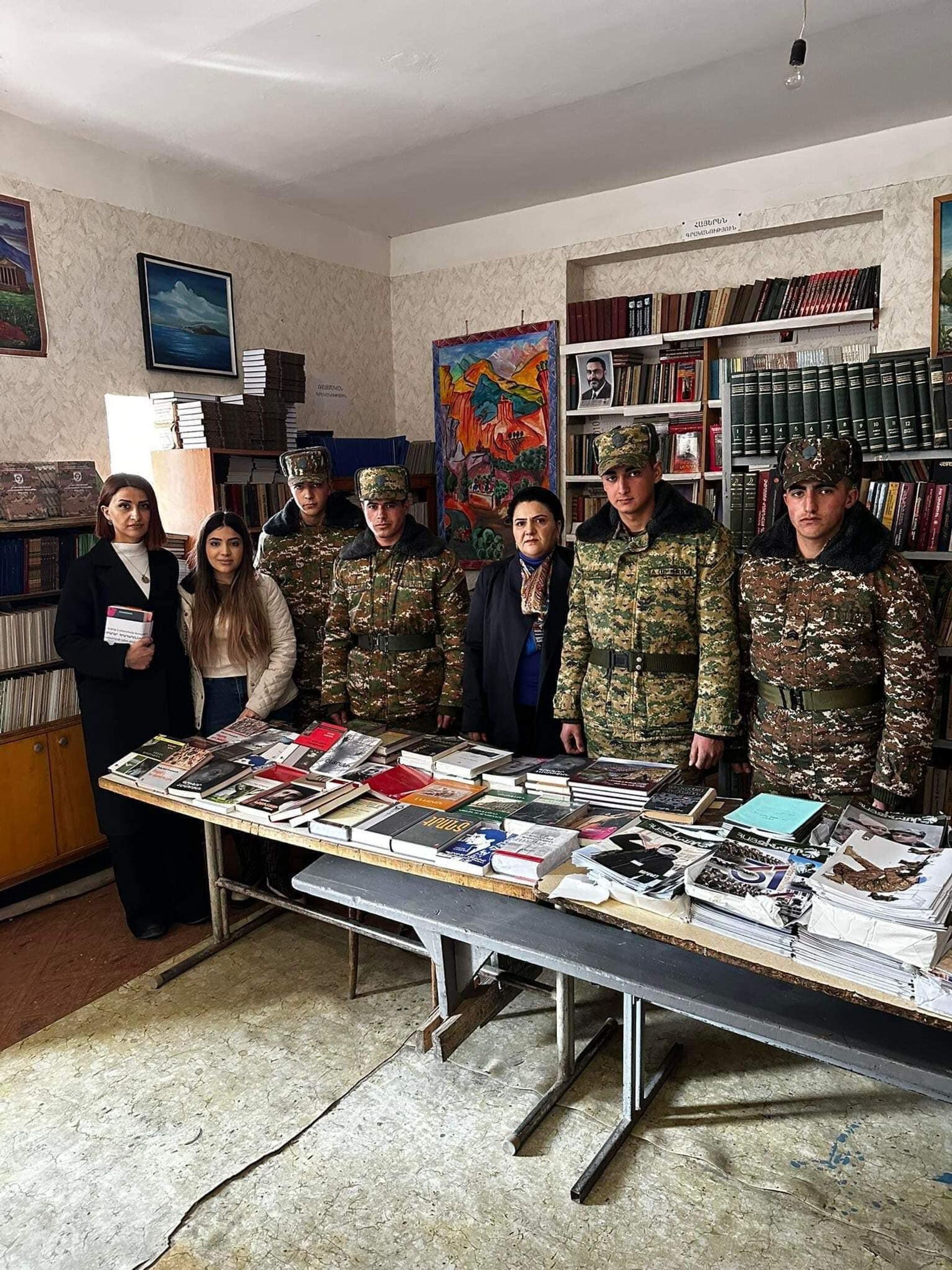 Министерство ОНКС передало в дар библиотекам 2-х пограничных воинских частей 100 книг по случаю Дня книги  - Sputnik Արմենիա, 1920, 19.02.2023