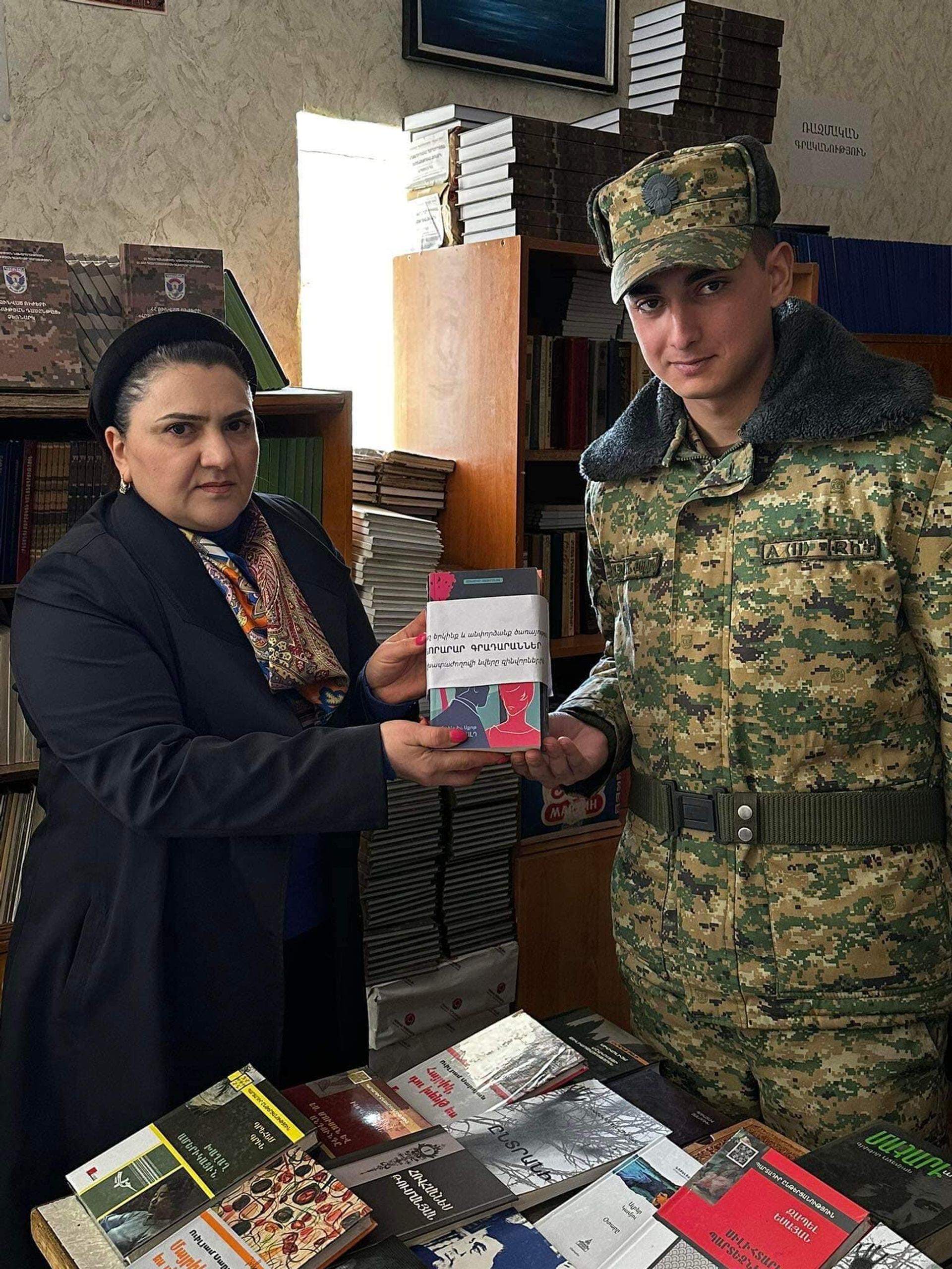 Министерство ОНКС передало в дар библиотекам 2-х пограничных воинских частей 100 книг по случаю Дня книги  - Sputnik Արմենիա, 1920, 19.02.2023
