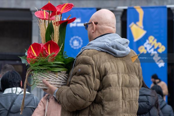 Мужчина с цветочной композицией на акции "Читаем на армянском" - Sputnik Армения
