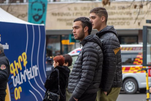 Прохожие на площади Азнавура, где состоялась акция по случаю Дня дарения книг - Sputnik Армения