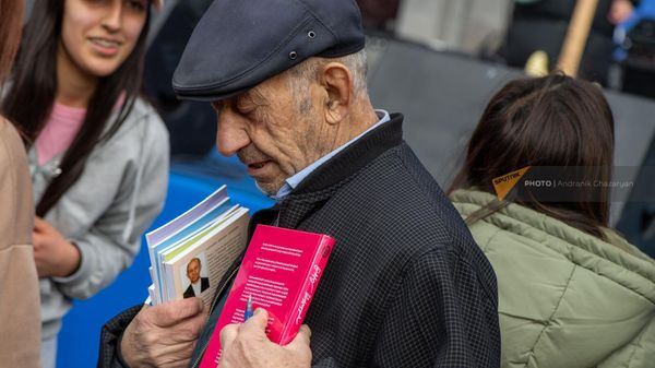 Акция Читаем на армянском в День дарения книг у к/т Москва (19 февраля 2023). Еревaн - Sputnik Армения