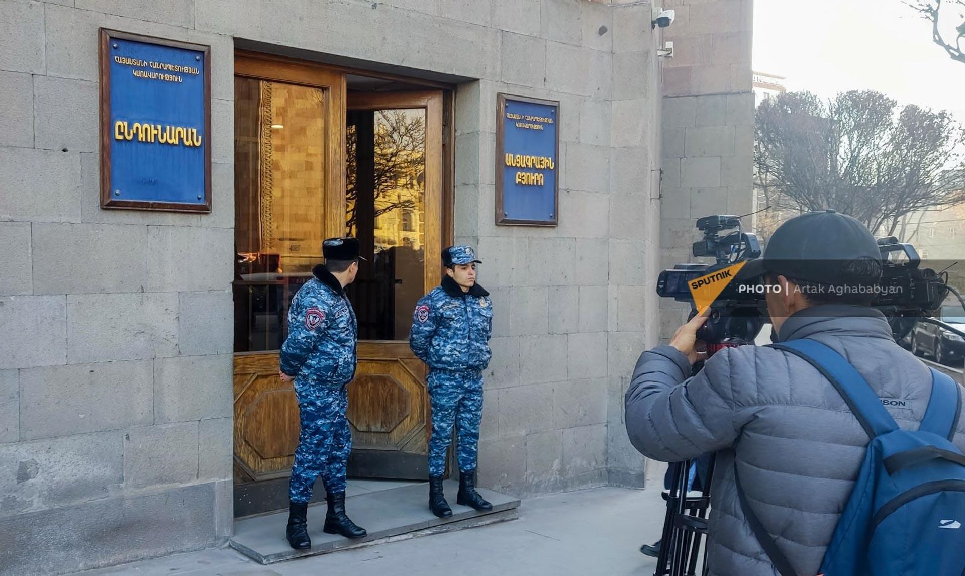 Родители военнослужащих, погибших в результате пожара в селе Азат, проводят акцию протеста перед зданием Министерства обороны (20 февраля 2023). Еревaн - Sputnik Արմենիա, 1920, 20.02.2023