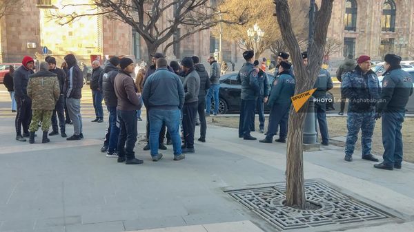 Родители военнослужащих, погибших в результате пожара в селе Азат, проводят акцию протеста  - Sputnik Армения