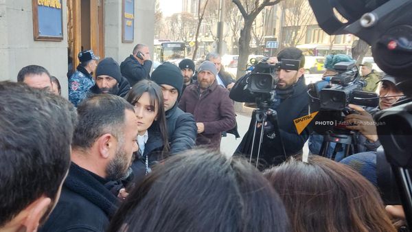 Родители военнослужащих, погибших в результате пожара в селе Азат - Sputnik Армения