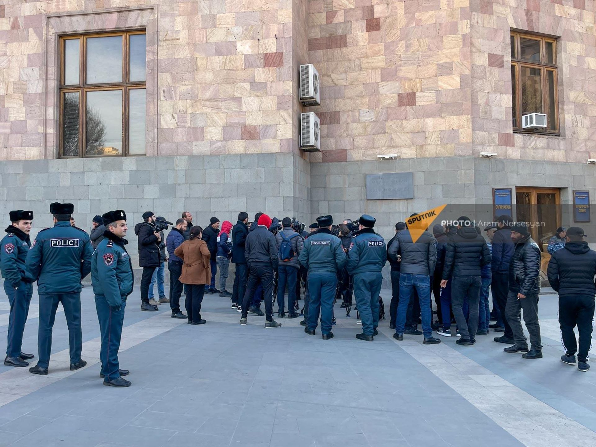 Родители военнослужащих, погибших в результате пожара в селе Азат, проводят акцию протеста перед зданием Министерства обороны (20 февраля 2023). Еревaн - Sputnik Արմենիա, 1920, 20.02.2023
