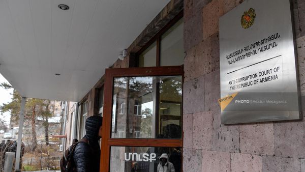 Люди заходят в здание Антикоррупционного суда Армении - Sputnik Армения