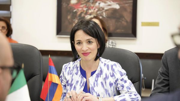 Министр ОНКС Жанна Андреасян приняла делегацию, возглавляемую министром культуры Италии Дженнаро Санджулиано (22 февраля 2023). Еревaн - Sputnik Армения