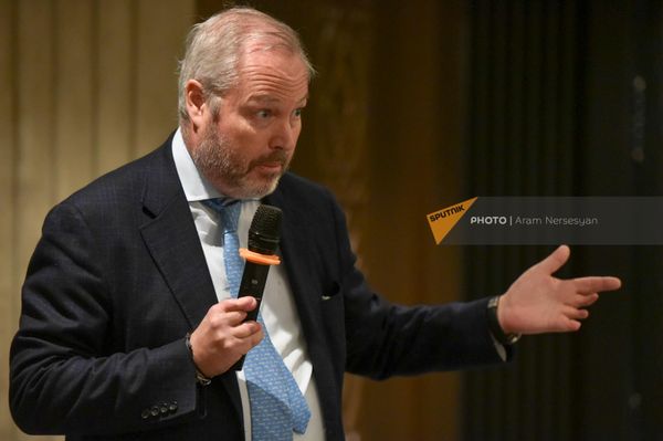 Член совета директоров компании Лидиан Армения Джеффри Коуч на церемонии подписания меморандума о сотрудничестве между правительством Армении, Евразийским банком развития и ЗАО Лидиан Армения (22 февраля 2023). Еревaн - Sputnik Армения